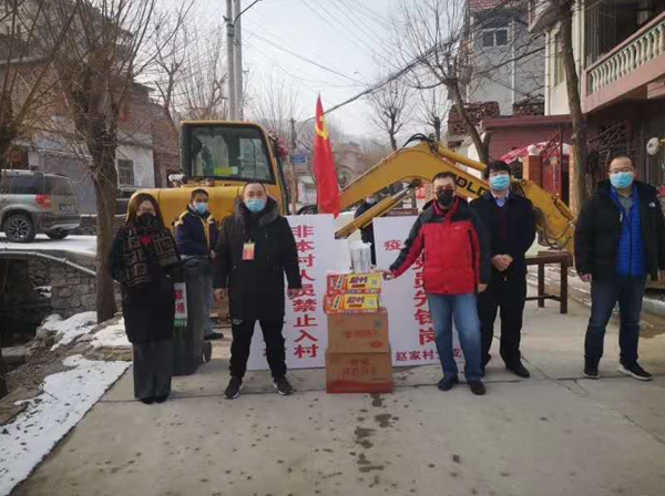 當前，新型冠狀病毒的肺炎疫情防控形勢嚴峻，小區是城市治理的基本單元，物業更是疫情防控的第一戰線。疫情就是命令，防控就是責任，為打贏這次防疫戰，三箭物業公司于1月23日便成立了應對新型冠狀病毒疫情聯防聯控領導小組，明確分工，各司其職，把做好疫情防控工作作為當前的首要任務，迅速安排各物管部積極采取防控措施，竭力守護業主、員工的健康安全，維護園區的和諧穩定。