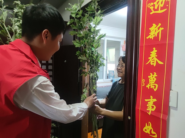 艾葉飄香 濃情端午,三箭物業開展送艾草活動